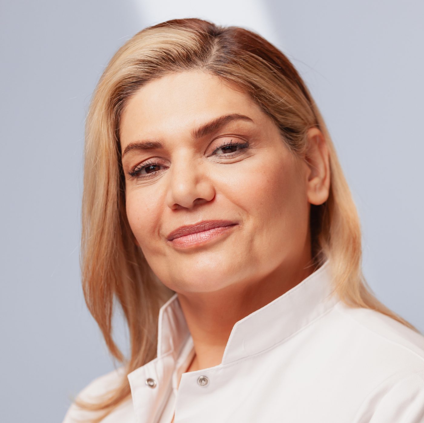 Ärztin Fariba Fassihi im weißen Kittel